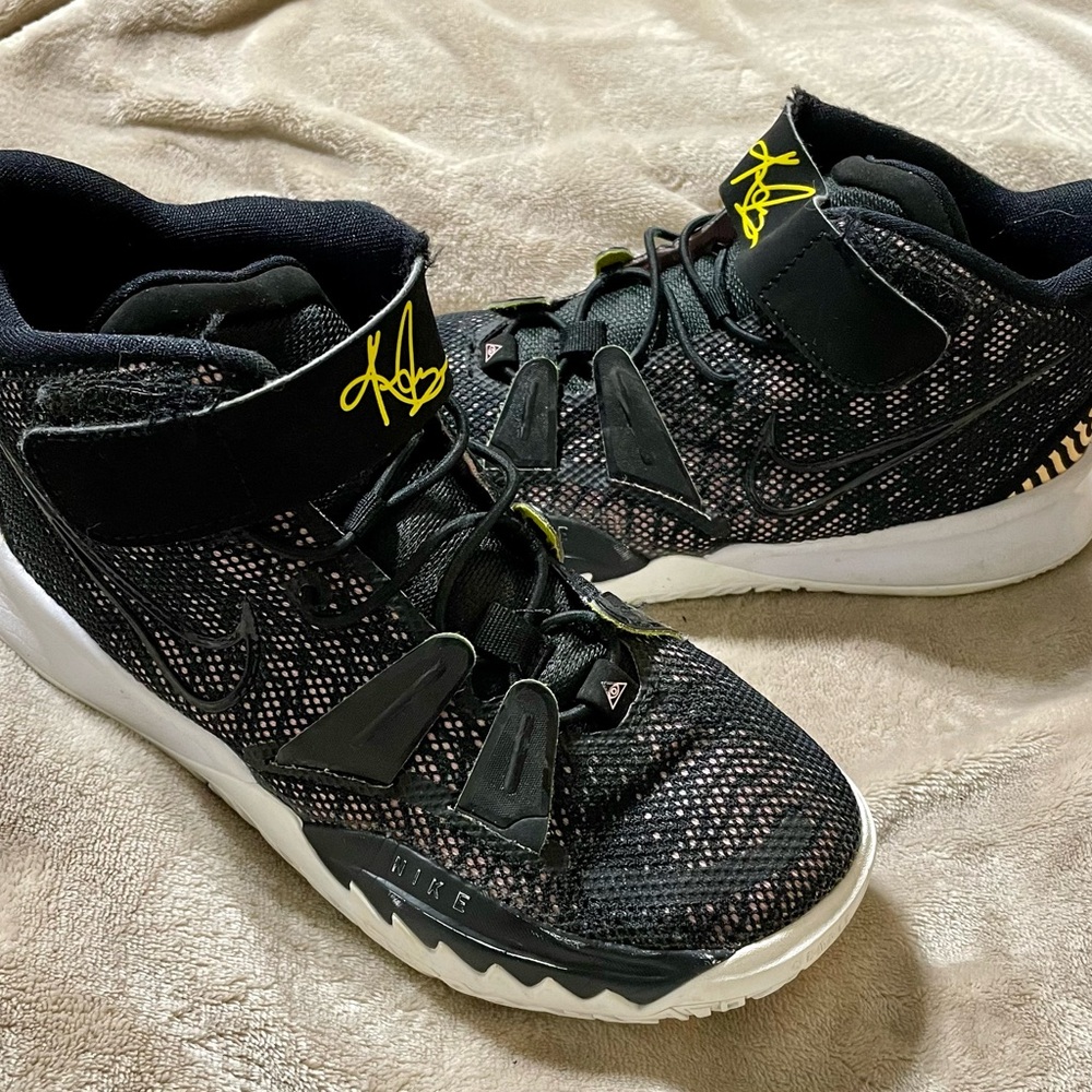 Nike Kyrie 10C  'Ripple Effect' Kid's Youth Basketball Shoes Size 3 Preowned